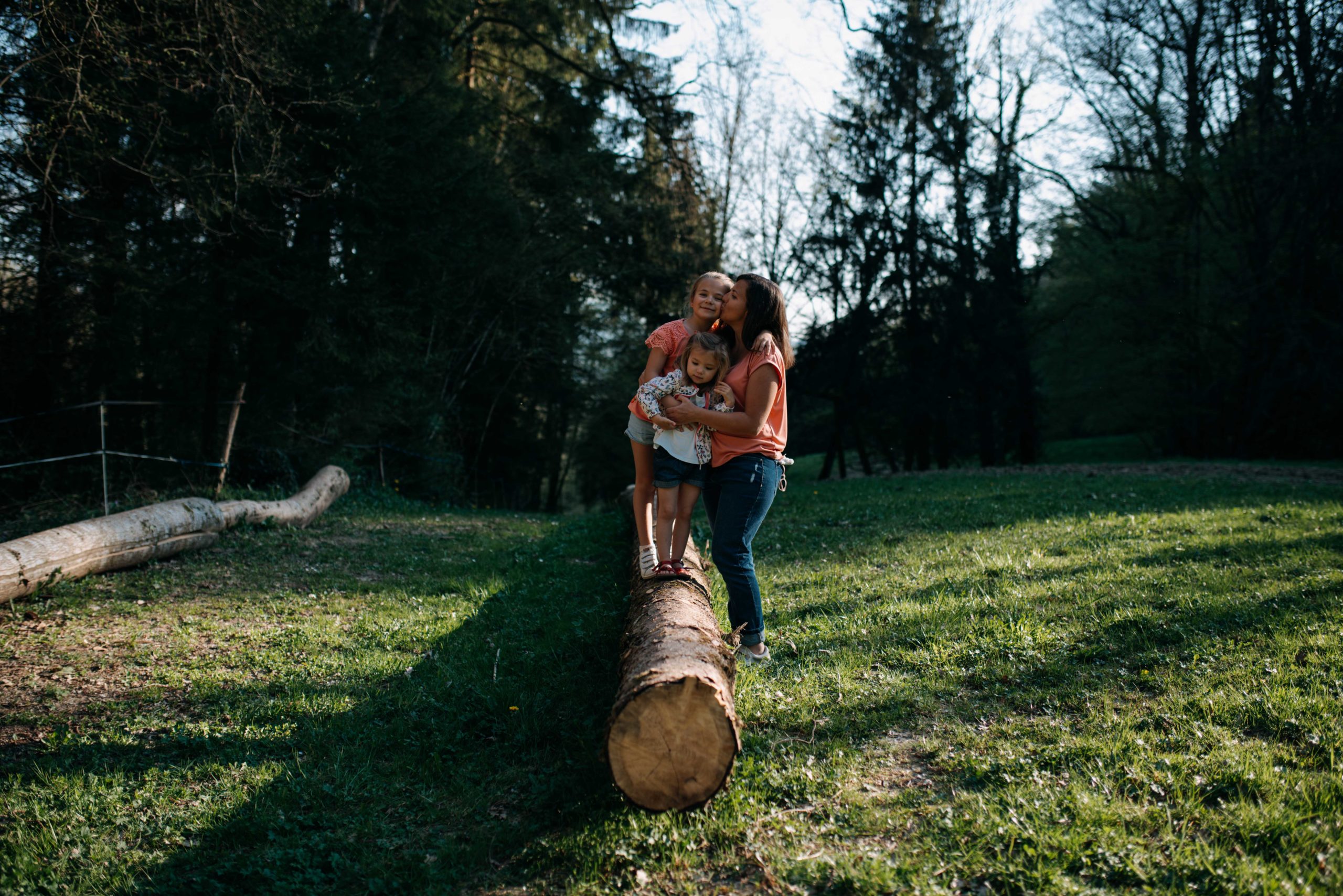 portrait de famille dans la foret