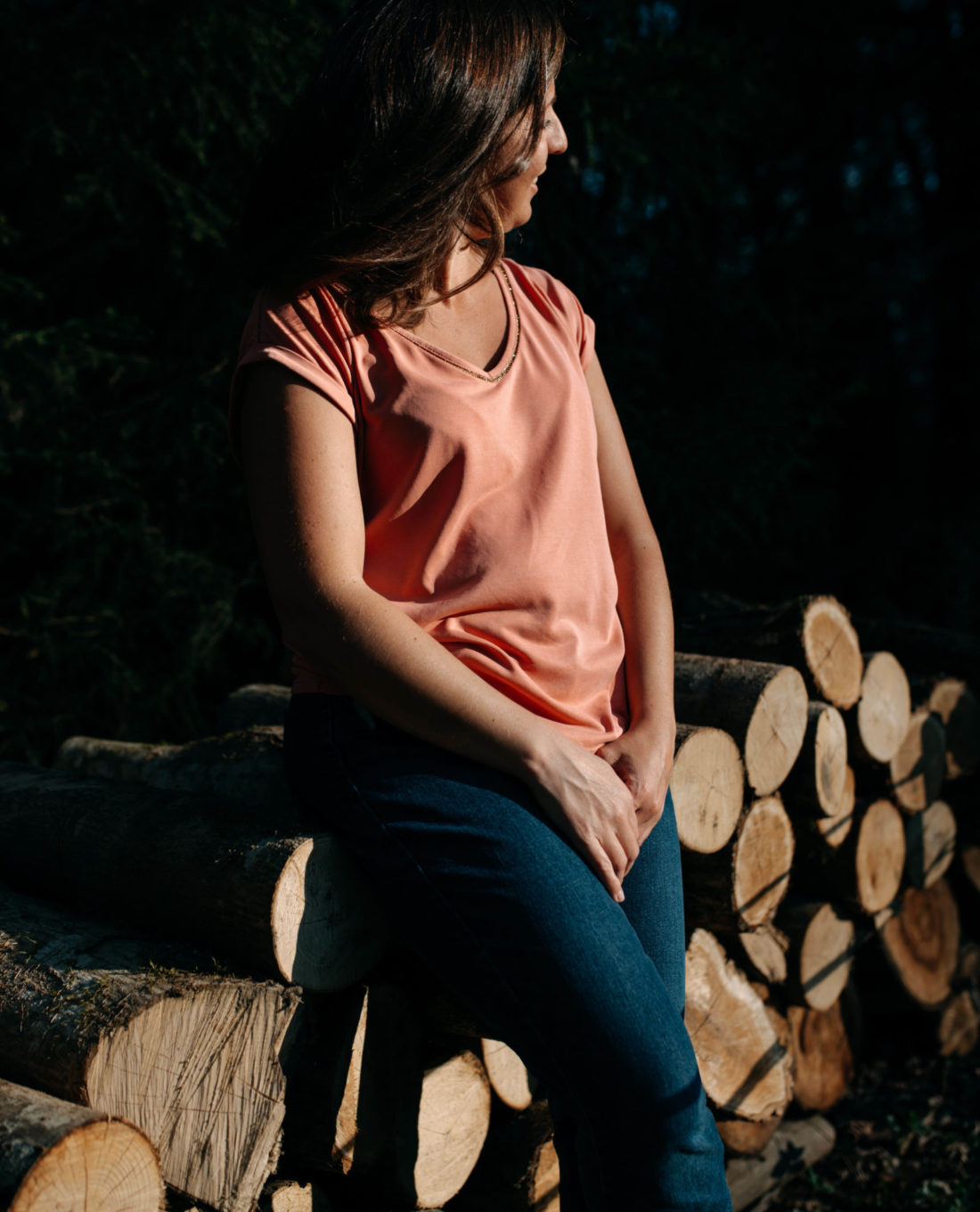 femme debout devant un tas de bois